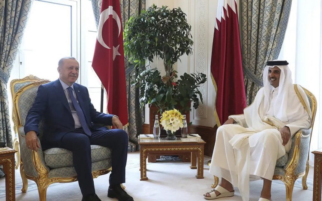 La visite d’Erdogan au Qatar à la lumière des crises économiques et financières en Turquie
