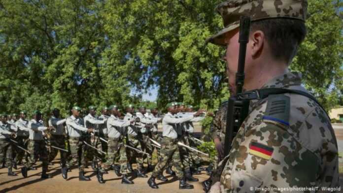 L’analyse approfondie de la situation au Niger révèle les défis politiques, sécuritaires et économiques auxquels le pays est confronté depuis le coup d’État militaire de 2023 et le retrait des forces étrangères.